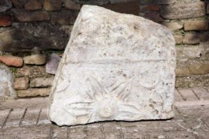 Frammento di stele funeraria in calcare bianco