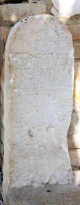 Stele funeraria centinata in calcare bianco del Subasio