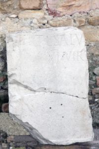 Frammento di stele funeraria in calcare bianco