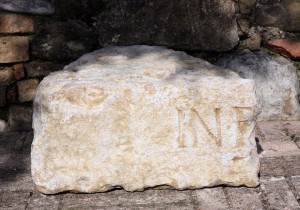 Blocco di monumento funebre in calcare bianco